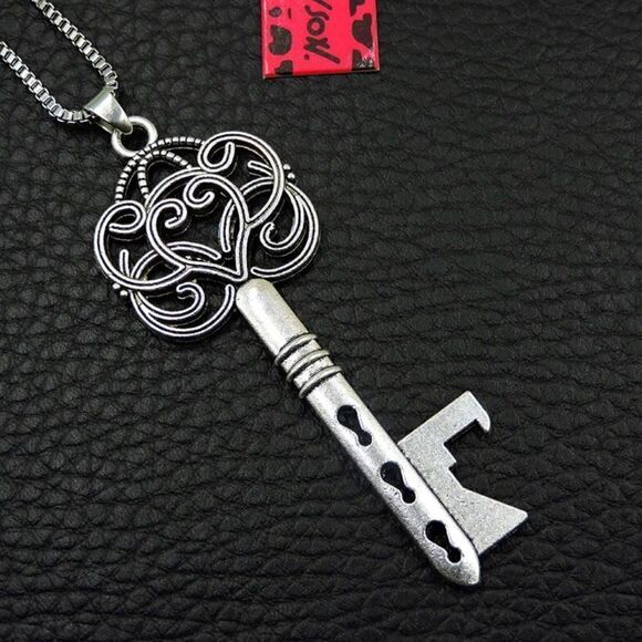 Cute Silver-tone Key Pendant Necklace NWOT - Picture 2 of 3